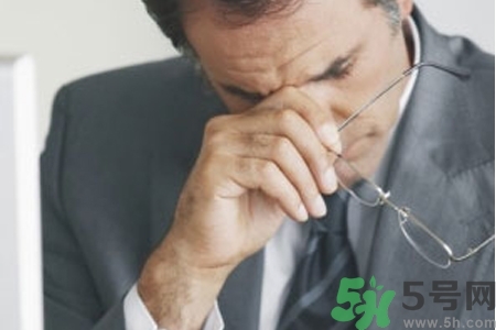 眼睛干澀看東西模糊用什么眼藥水？