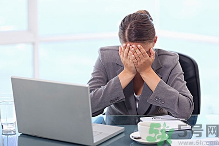 眼睛干澀是什么原因？眼睛干澀用什么眼藥水？