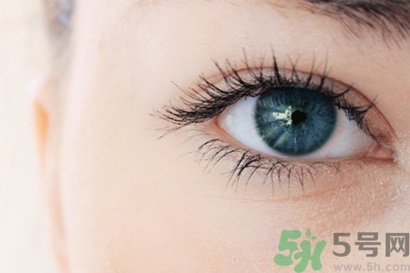 眼睛干澀是什么原因？眼睛干澀用什么眼藥水？