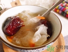 銀耳紅棗湯的營(yíng)養(yǎng)價(jià)值 銀耳紅棗湯的功效與作用 銀耳紅棗湯的營(yíng)養(yǎng)價(jià)值 銀耳紅棗湯的功效與作用