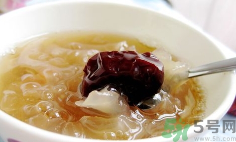 銀耳紅棗湯的營(yíng)養(yǎng)價(jià)值 銀耳紅棗湯的功效與作用 銀耳紅棗湯的營(yíng)養(yǎng)價(jià)值 銀耳紅棗湯的功效與作用