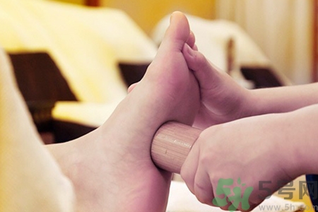 腳底可以拔罐嗎？腳底拔火罐有什么好處？