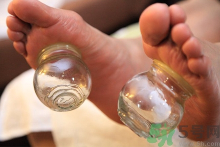 腳底可以拔罐嗎？腳底拔火罐有什么好處？