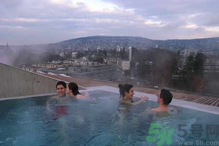 泡溫泉可以穿沙灘褲嗎？泡溫泉要穿游泳褲嗎？