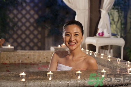 泡溫泉可以帶鉑金首飾嗎？泡溫泉能帶玉鐲嗎？