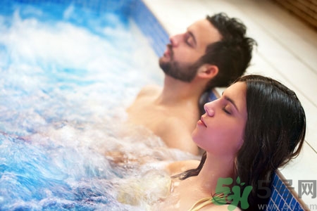 泡溫泉可以帶鉑金首飾嗎？泡溫泉能帶玉鐲嗎？