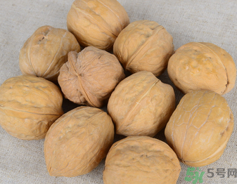 核桃放了一年還能吃嗎？核桃放多久就不能吃了？