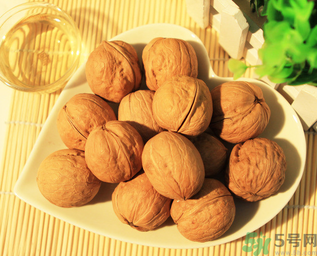 核桃放了一年還能吃嗎？核桃放多久就不能吃了？