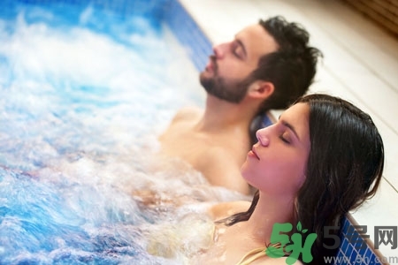 來(lái)月經(jīng)能泡溫泉嗎？來(lái)月經(jīng)塞棉條可以泡溫泉嗎？