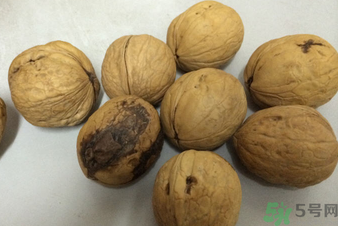 核桃發(fā)霉能吃嗎？發(fā)霉的核桃能吃嗎？