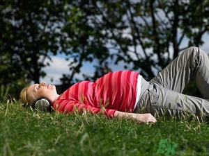 懷孕六個月睡覺姿勢圖 懷孕六個月的正確睡姿 懷孕六個月睡覺姿勢圖 懷孕六個月的正確睡姿