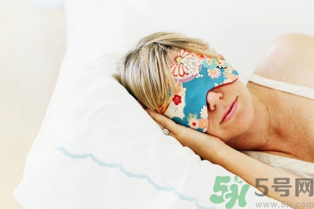 睡前喝酒有助于睡眠嗎？睡前喝酒對身體有哪些危害？