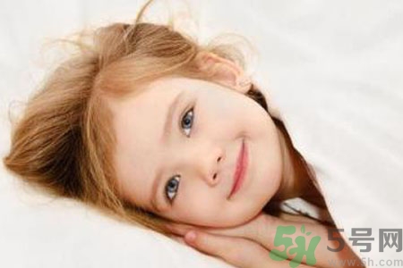 小孩睡覺(jué)落枕怎么回事？小孩睡覺(jué)落枕了怎么辦？