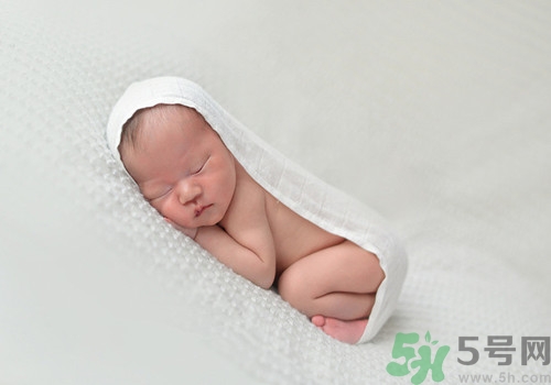 爽身粉什么牌子好？爽身粉和痱子粉的區(qū)別