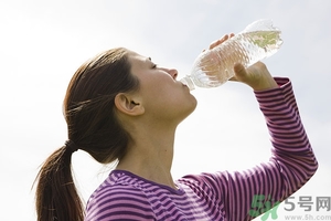 皮膚太干燥怎么辦？皮膚太干燥補(bǔ)水最好的方法如下