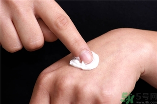 皮膚太干燥怎么辦？皮膚太干燥補(bǔ)水最好的方法如下