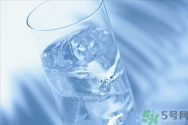 皮膚太干燥怎么辦？皮膚太干燥補(bǔ)水最好的方法如下