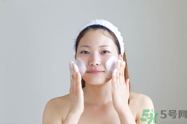 皮膚太干燥怎么辦？皮膚太干燥補(bǔ)水最好的方法如下