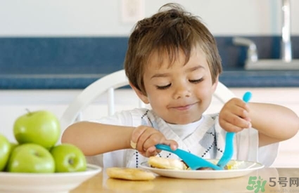 寶寶能吃零食嗎？寶寶吃零食的危害