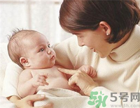 給寶寶斷奶寶寶哭的厲害怎么辦？給寶寶斷奶的正確方法