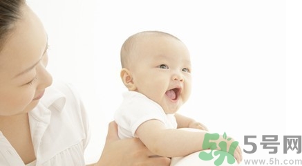 給寶寶斷奶寶寶哭的厲害怎么辦？給寶寶斷奶的正確方法