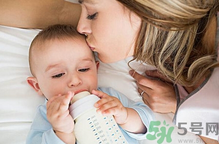 給寶寶斷奶寶寶哭的厲害怎么辦？給寶寶斷奶的正確方法