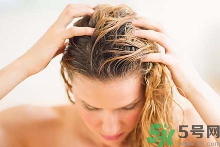 頭發(fā)出油厲害怎么回事？頭發(fā)出油厲害怎么辦？