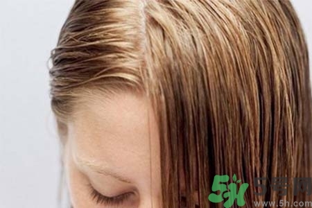 頭發(fā)出油厲害怎么回事？頭發(fā)出油厲害怎么辦？