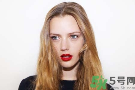 頭發(fā)出油厲害怎么回事？頭發(fā)出油厲害怎么辦？