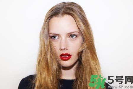 頭發(fā)油膩掉發(fā)怎么辦？頭發(fā)油膩掉發(fā)怎么回事？