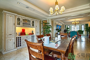 新裝修的房子多久可以入??？新裝修的房子多久能?。?><br/></p><h3>新裝修的房子多久可以入住</h3><p>新裝修的房子什么時候入住要看房子內(nèi)的空氣是否達(dá)標(biāo)，因此，沒有明確的時間,一般情況下空置3個月即可。新裝修房子內(nèi)有毒氣體的多少以及排出的時間與食用的材料以及房間的通風(fēng)情況有直接關(guān)系，有些材料有害物質(zhì)含量少，但卻排出緩慢，有些材料排出很快，所以，一般情況下至少需要通風(fēng)換氣3個月才能入住，有些房子則是住了十幾年仍舊會釋放甲醛氣體。</p><p style=