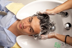 脫發(fā)用鹽水洗頭好嗎？鹽水洗頭治脫發(fā)嗎？