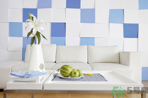 新裝修的房子多久可以入住？新裝修的房子多久能?。?></p><p>水果盆景：小南瓜、洋梨、香瓜、橘子、檸檬等都是絕佳的除味劑，將帶果植物盆景放在新房內(nèi)，既環(huán)保有益健康，又能享受瓜果的自然香味。如果想盡快驅(qū)除新居的刺鼻味道，可以用燈光照射植物，植物經(jīng)過光線照射，光合作用加強(qiáng)，生命力更加旺盛，釋放出來的氧氣比無光照射條件增長幾倍。</p><p>龜背竹:又名龜背蕉、蓬來蕉、電線蓮、透龍掌，常綠藤本植物?；ㄖV說，“龜背竹本領(lǐng)強(qiáng)，二氧化碳一掃光”，它夜間有很強(qiáng)的吸收二氧化碳的特點(diǎn)，比其它花卉高6倍以上。</p><p>美人蕉:又名紅花蕉、苞米花、鳳尾花、寬心姜?；ㄖV說，“美人蕉抗性強(qiáng)，二氧化硫它能降”，它對二氧化硫有很強(qiáng)的吸收性能。</p><p>石榴:又名安石榴、海石榴、丹若?；ㄖV說，“花石榴紅似火，既觀花又觀果，空氣含鉛別想躲”，室內(nèi)擺一兩盆石榴，能降低空氣中的含鉛量。</p><p>石竹:又名洛陽花、草石竹，多年生草本植物，石竹種類很多，夏秋開花?；ㄖV說，“草石竹鐵肚量，能把毒氣打掃光”，它有吸收二氧化硫和氯化物的本領(lǐng)，凡有類似氣體的地方，均可以種植石竹。</p><p style=