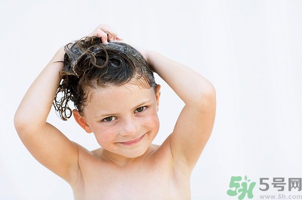 脫發(fā)用鹽水洗頭好嗎？鹽水洗頭治脫發(fā)嗎？