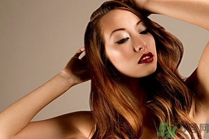 頭發(fā)枯黃稀少怎么辦？頭發(fā)又黃又少怎么辦？