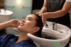 脫發(fā)用鹽水洗頭好嗎？鹽水洗頭治脫發(fā)嗎？