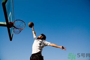 打籃球崴腳了怎么快速恢復(fù)？打籃球腳崴了腫了怎么辦？