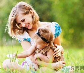 秋天嬰兒幾點曬太陽好？嬰兒秋天曬太陽怎么曬？