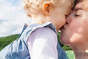 秋天嬰兒幾點曬太陽好？嬰兒秋天曬太陽怎么曬？