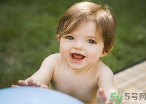 秋天嬰兒幾點曬太陽好？嬰兒秋天曬太陽怎么曬？