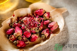 干的玫瑰花保質(zhì)期多久?干的玫瑰花泡水的功效 干的玫瑰花保質(zhì)期多久?干的玫瑰花泡水的功效