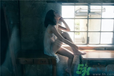 處女第一次緊張?jiān)趺崔k？處女第一次都會(huì)出血嗎？