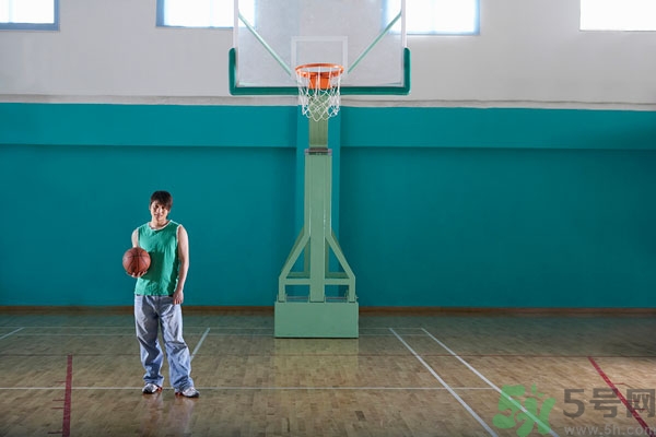 打籃球腿抽筋怎么辦？打籃球小腿抽筋怎么辦？