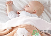 新生兒冬天蓋什么被子？新生兒蓋被子蓋到什么位置？