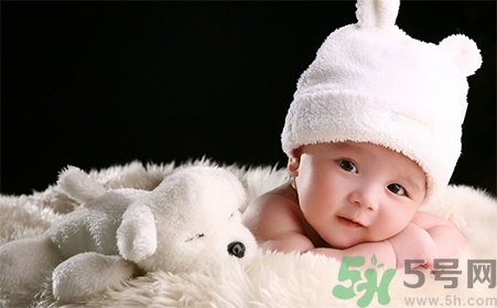 新生兒肚臍可以碰水嗎？新生兒肚臍沒脫落能洗澡嗎？