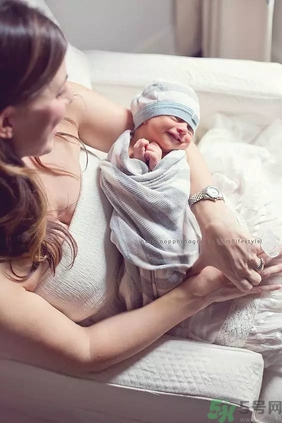 寶寶躺著好還是抱著好？新生寶寶怎么抱？