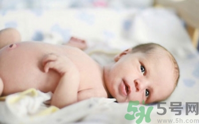新生兒肚臍可以碰水嗎？新生兒肚臍沒脫落能洗澡嗎？