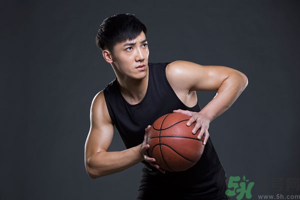 打籃球崴腳了怎么快速恢復(fù)？打籃球腳崴了腫了怎么辦？