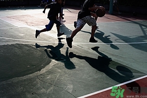 打籃球腰扭傷了怎么辦？打籃球腰閃了怎么辦？