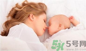 新生兒冬天蓋什么被子？新生兒蓋被子蓋到什么位置？